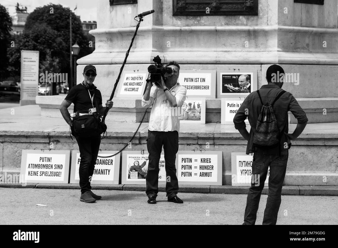 I manifestanti anti anti Putin a Heldenplatz, Vienna, 2018 giugno, in rappresentanza del popolo georgiano, si oppongono al coinvolgimento russo nel paese Foto Stock