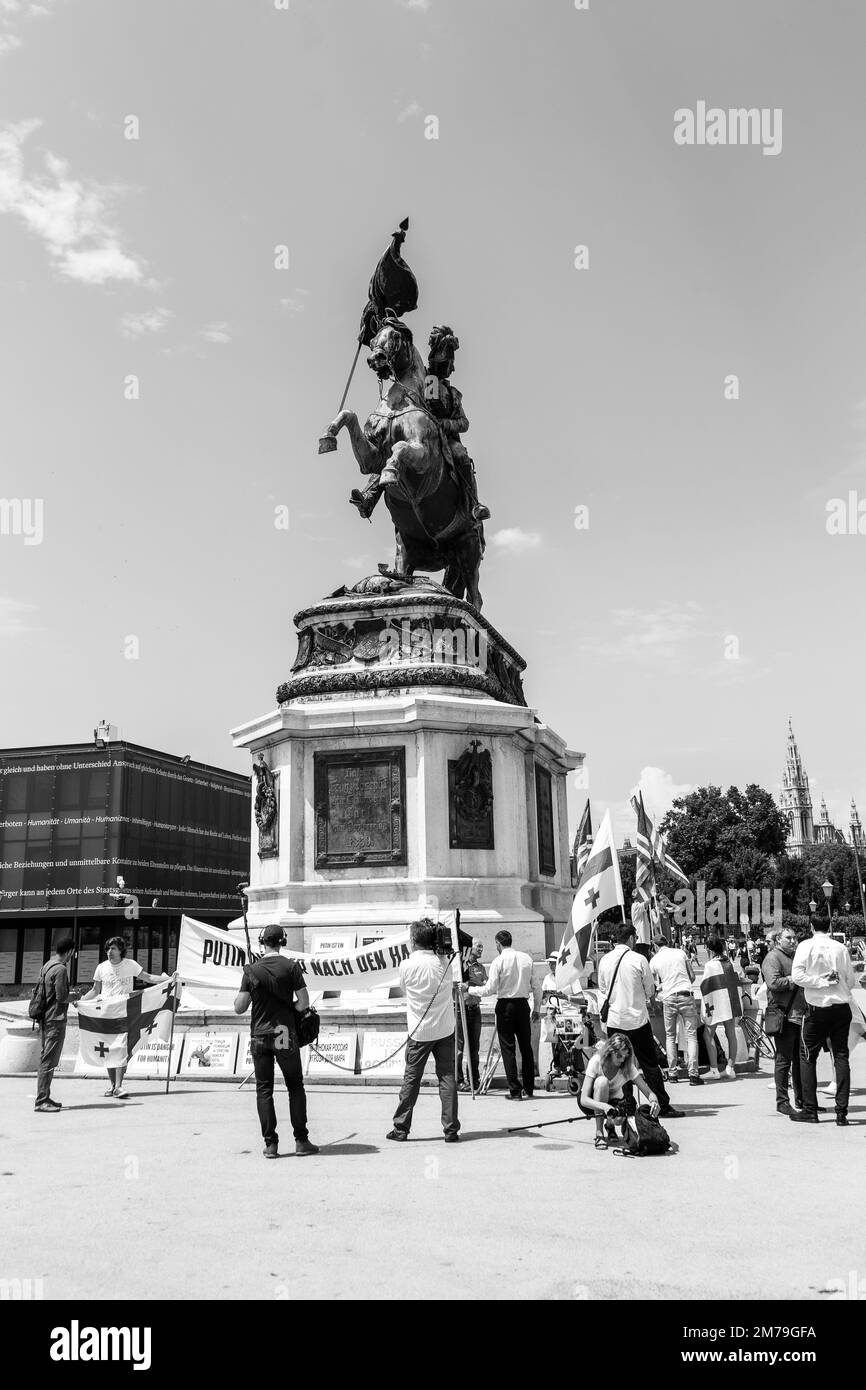I manifestanti anti anti Putin a Heldenplatz, Vienna, 2018 giugno, in rappresentanza del popolo georgiano, si oppongono al coinvolgimento russo nel paese Foto Stock
