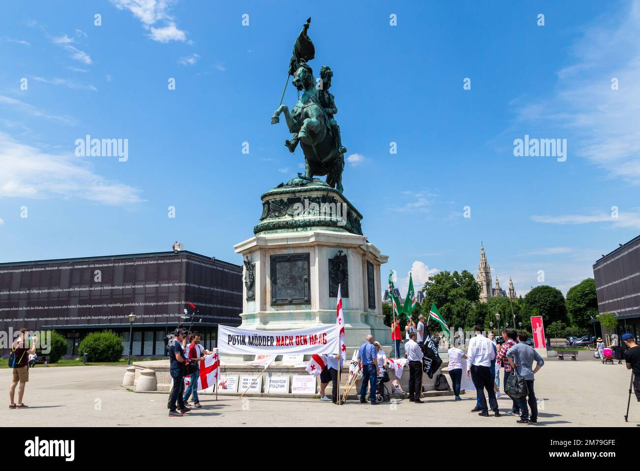 I manifestanti anti anti Putin a Heldenplatz, Vienna, 2018 giugno, in rappresentanza del popolo georgiano, si oppongono al coinvolgimento russo nel paese Foto Stock