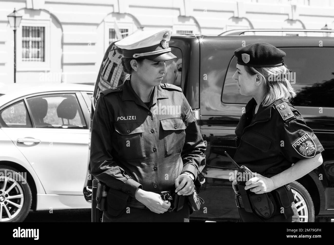 Personale di sicurezza in servizio a Vienna per la visita in città di Vladimir Putin, polizia, militari e servizio segreto di pattuglia Foto Stock