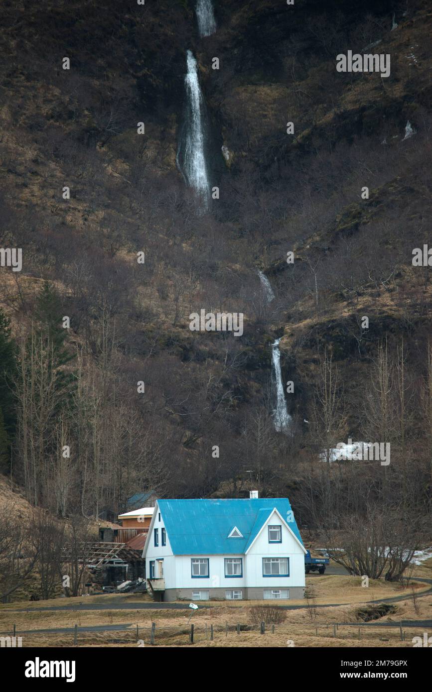 Cascate che versano lungo una scogliera in Islanda Foto Stock