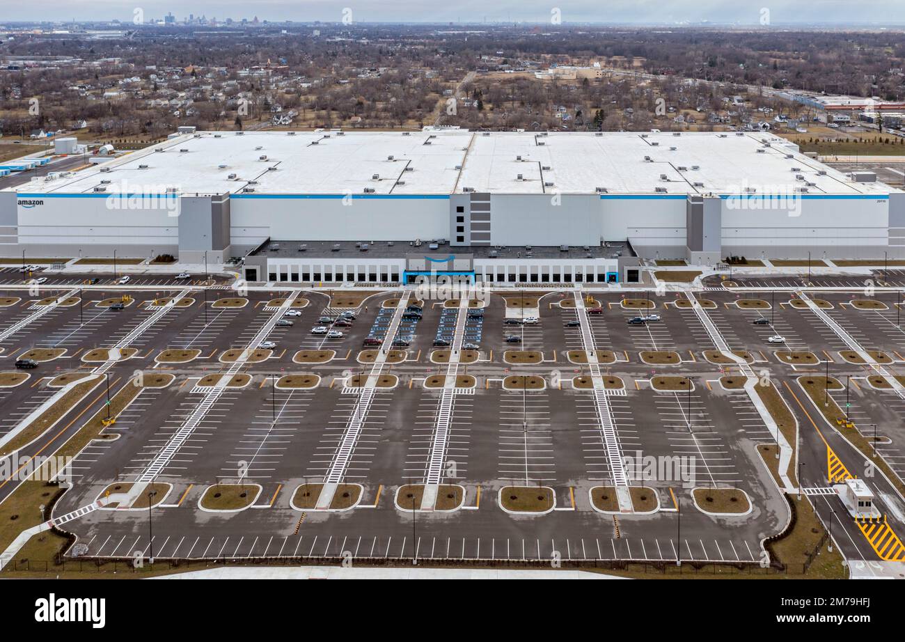 Detroit, Michigan, Stati Uniti. 7th Jan, 2023. Un centro Amazon Fulfillment da $400 milioni di dollari di recente costruzione, il più grande del Michigan, rimane inattivo poiché Amazon ha annunciato piani per licenziare 18.000 lavoratori mentre l'economia nazionale si ammorbidisce. Il magazzino, sul sito dell'ex zona fieristica dello Stato del Michigan, era destinato ad aprirsi nel 2022, occupando 1.200 dipendenti, ma la sua apertura è stata ritardata di almeno un anno. Credit: Jim West/Alamy Live News Foto Stock
