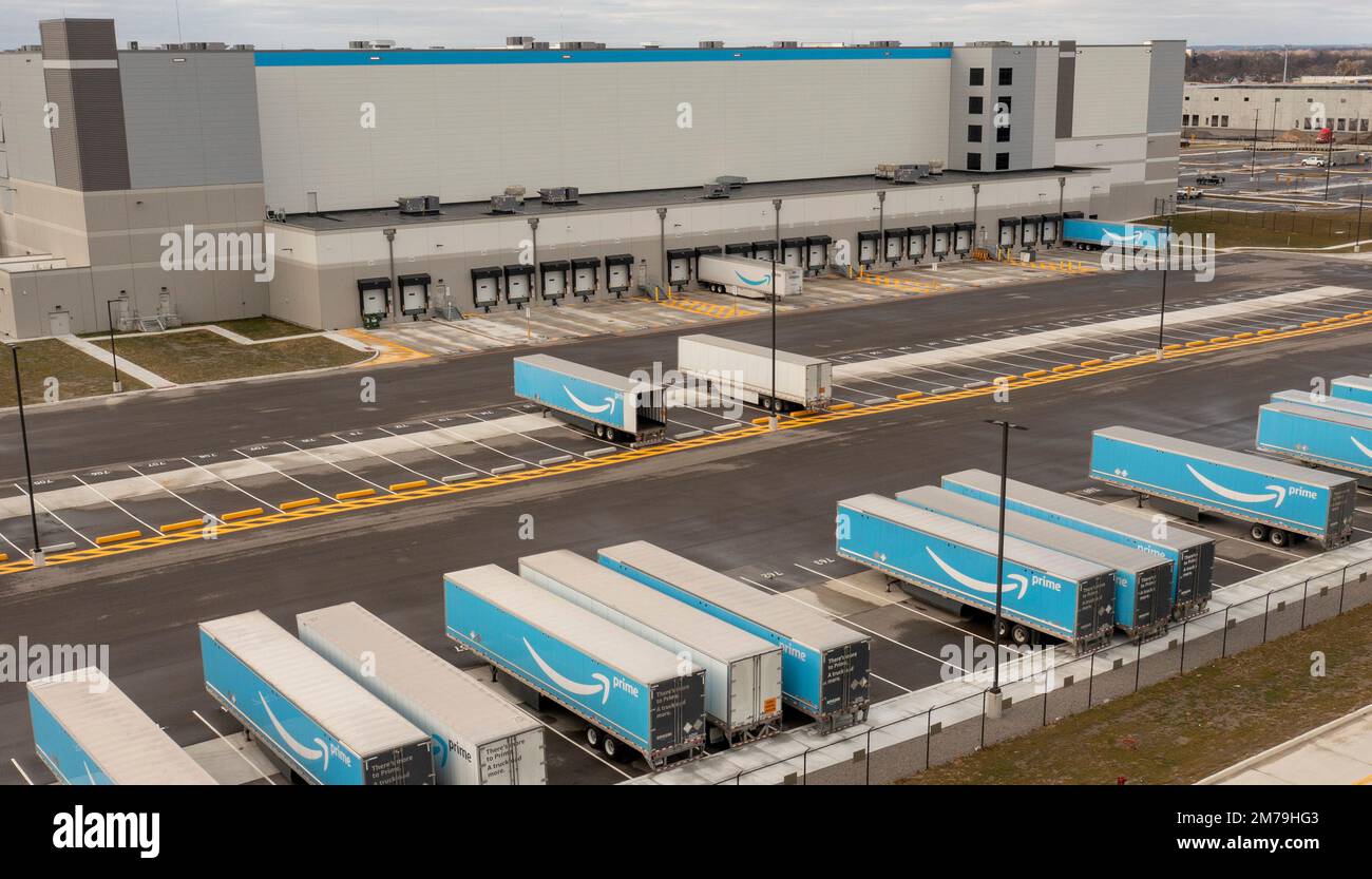 Detroit, Michigan, Stati Uniti. 7th Jan, 2023. Un centro Amazon Fulfillment da $400 milioni di dollari di recente costruzione, il più grande del Michigan, rimane inattivo poiché Amazon ha annunciato piani per licenziare 18.000 lavoratori mentre l'economia nazionale si ammorbidisce. Il magazzino, sul sito dell'ex zona fieristica dello Stato del Michigan, era destinato ad aprirsi nel 2022, occupando 1.200 dipendenti, ma la sua apertura è stata ritardata di almeno un anno. Credit: Jim West/Alamy Live News Foto Stock
