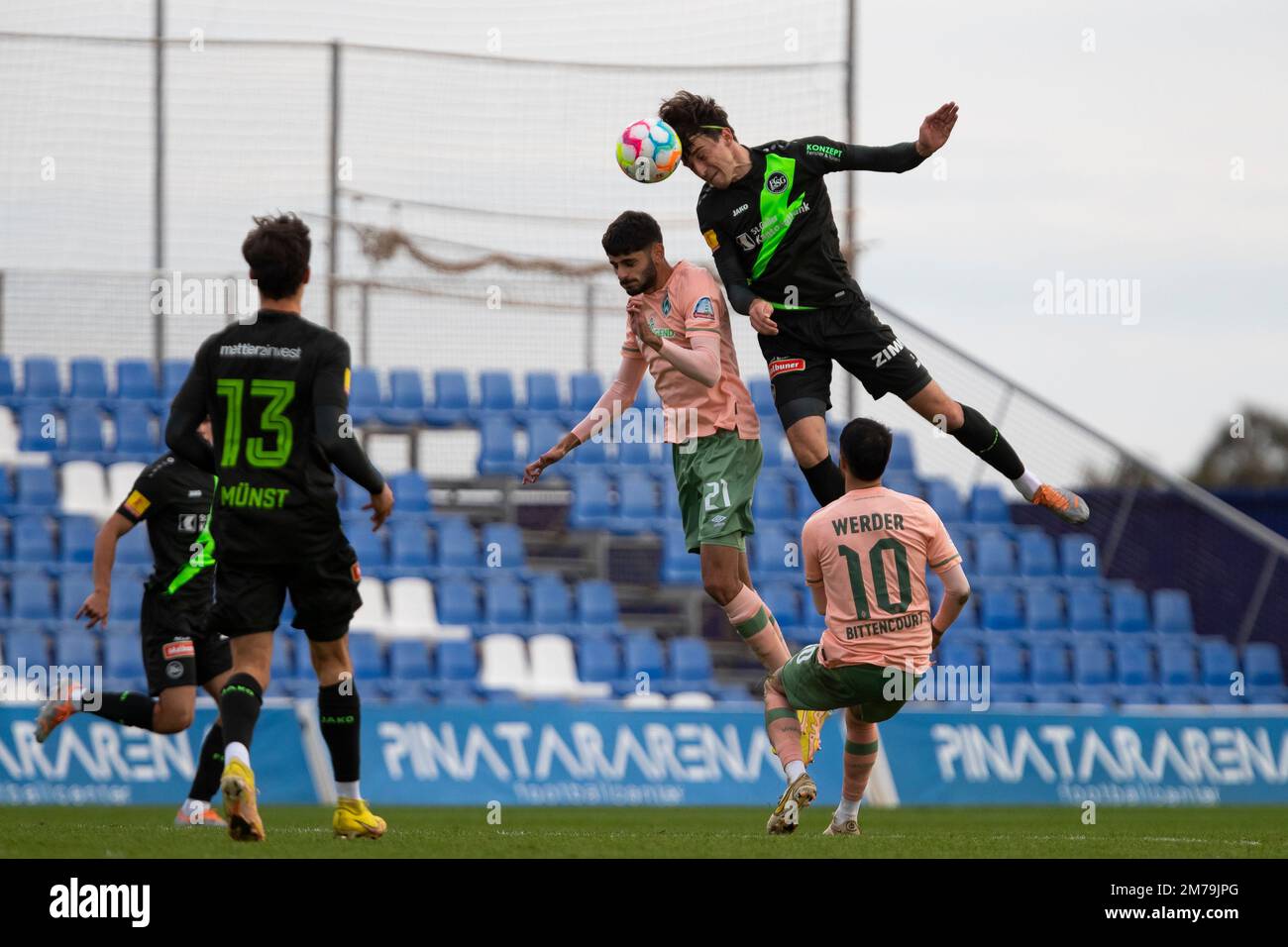 DINKCI di Werder Bremen e KEMPTER di FC ST. Gallen salto per la palla, SV Werder Brema vs FC ST. Gallen, amichevole partita alla Pinatar Arena di San Foto Stock