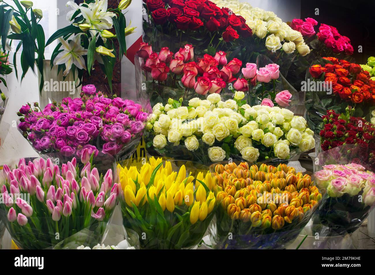 Bouquet di rose colorate, Eustoma, Tulip, altri fiori diversi all'entrata  negozio di fiori. Vetrina. Bellissimi fiori per catalogo, negozio online.  FL Foto stock - Alamy