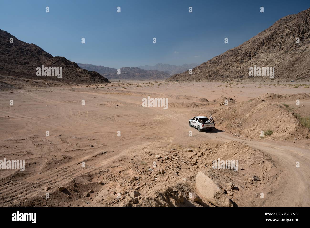 Wadi Rum, Giordania - 30 2022 ottobre: Toyota Hilux Pickup camion guida attraverso Wadi Rum Desert Valley in Giordania Foto Stock