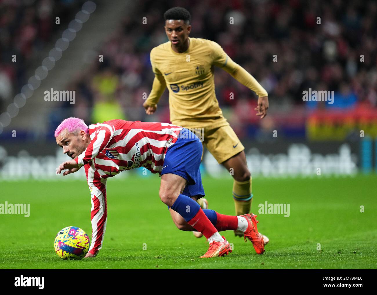 Madrid, Spagna. 08th Jan, 2023. Alejandro Balde del FC Barcelona e Antoine Griezmann dell'Atletico de Madrid durante la partita la Liga tra Atletico de Madrid e FC Barcelona giocata allo stadio Civitas Metropolitano il 08 gennaio 2023 a Madrid, Spagna. (Foto di Colas Buera / PRESSIN) Credit: PRESSINPHOTO SPORTS AGENCY/Alamy Live News Foto Stock