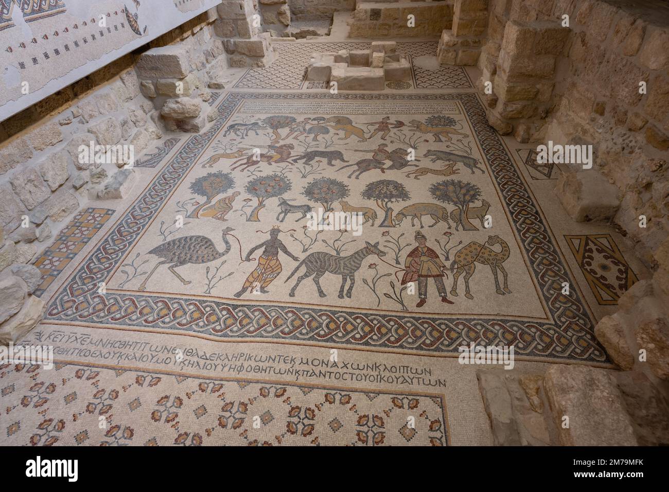 Khirbet al-Mukhayyat, Giordania - Ottobre 26 2022: Pavimento Mosaico Bizantino sulla Chiesa commemorativa di Mosè sul Monte Nebo interno Foto Stock