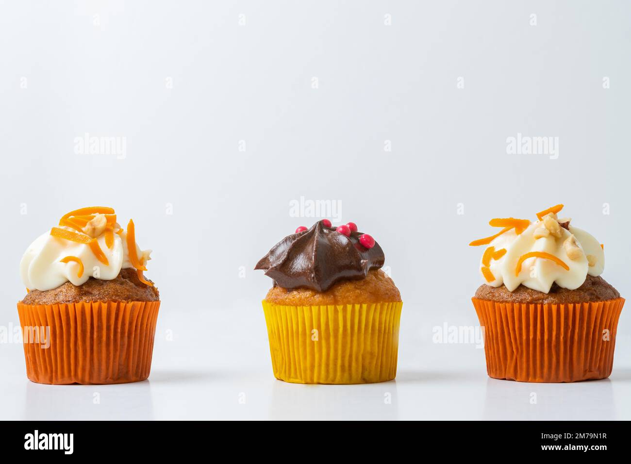 Assortimento di cupcake al cioccolato e alla crema e alla carota Foto Stock