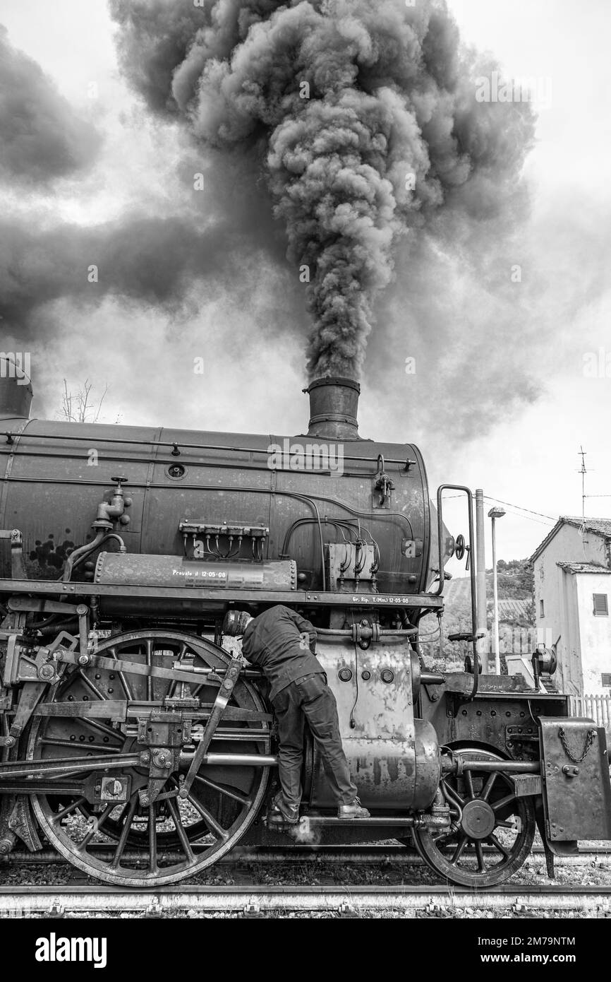 Lavori di manutenzione della storica locomotiva a vapore, treno natura, foto in bianco e nero, Val dOrcia, Toscana, Italia Foto Stock