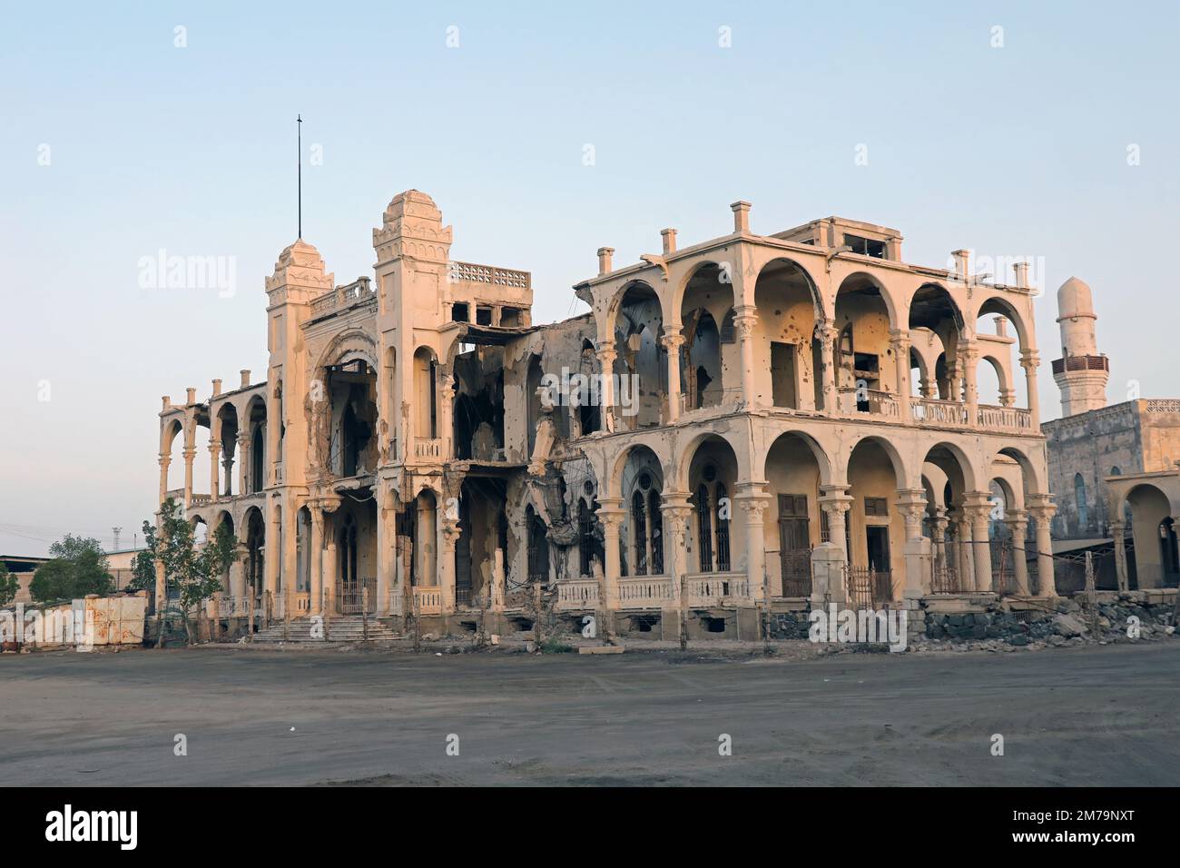 Rovine della Banca Italiana nel centro storico di Massawa in Eritrea Foto Stock