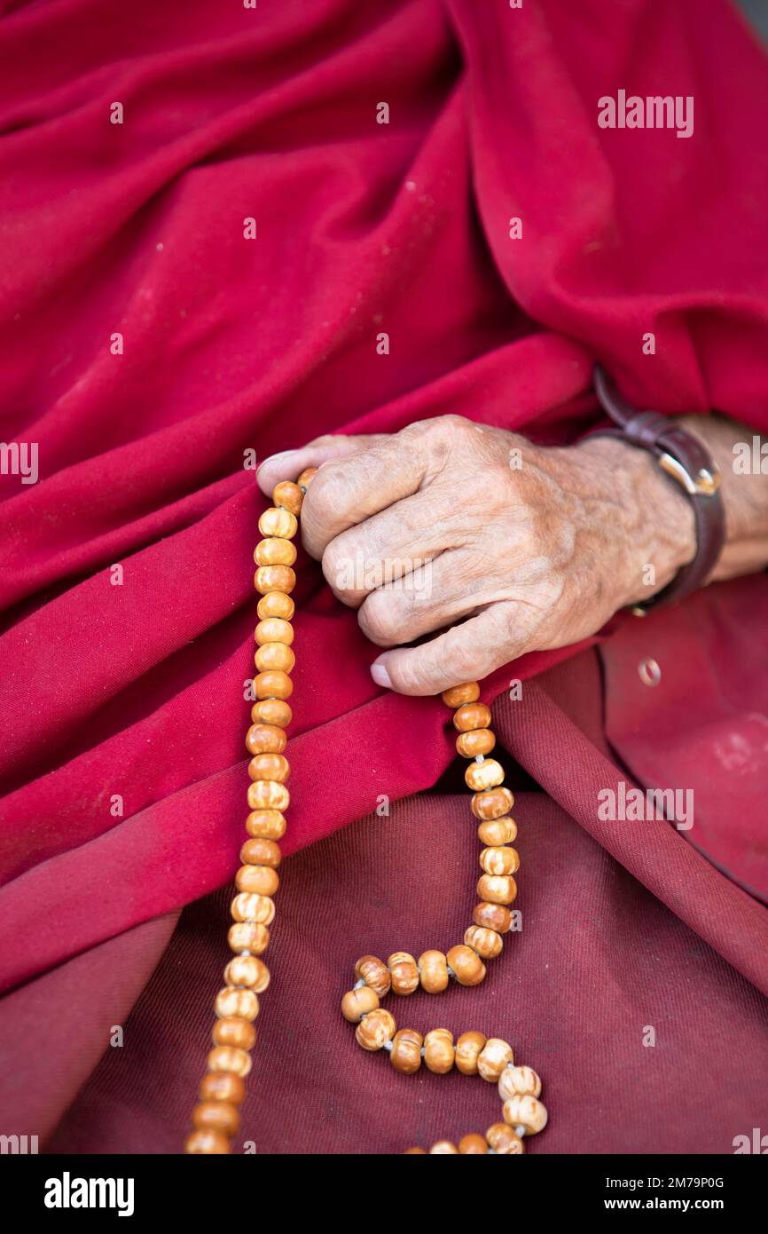 Monaco che tiene la catena di preghiera, monastero buddista giallo tappo Rizong o Rhizong o Yuma Changchubling, Ladakh, India Foto Stock