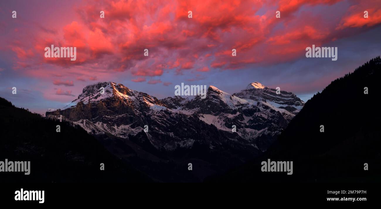 Tramonto spettacolare, alpenglow, Sarnen, Obvaldo, Svizzera Foto Stock