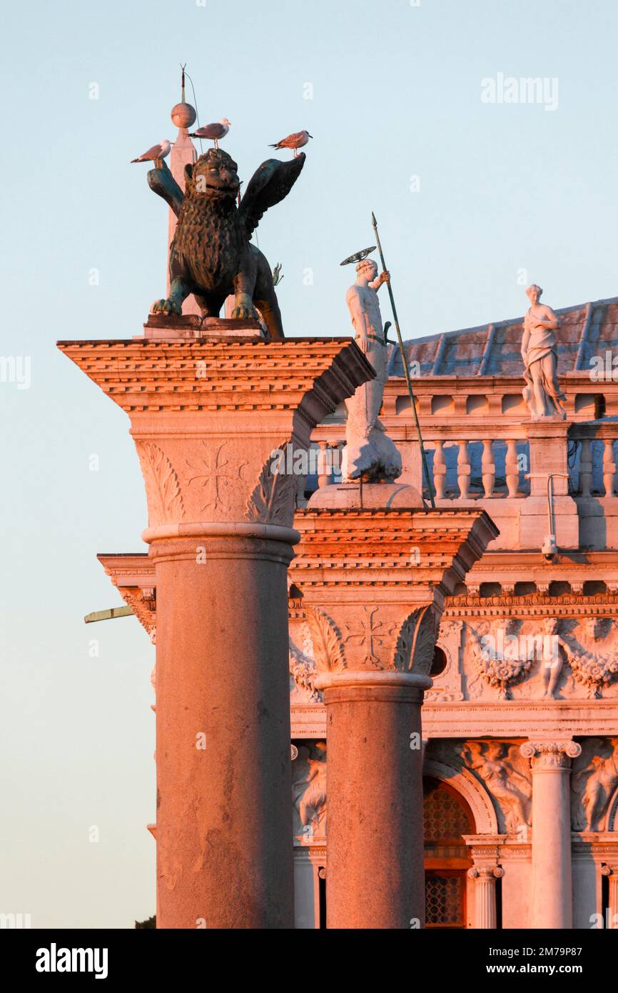 Piazzetta San Marco: Colonna di San Marco e Teodoro davanti alle statue della Biblioteca Nazionale Marciana, Venezia, Veneto, Italia Foto Stock