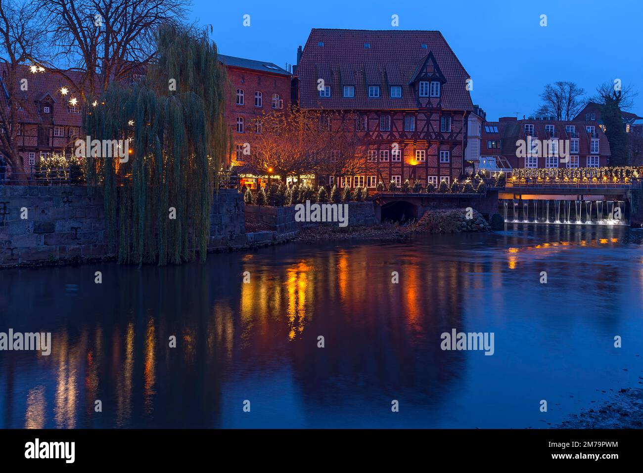 Mercatino di Natale in illuminazione serale presso l'ex porto di Ilmenau, Lueneburg, bassa Sassonia, Germania Foto Stock