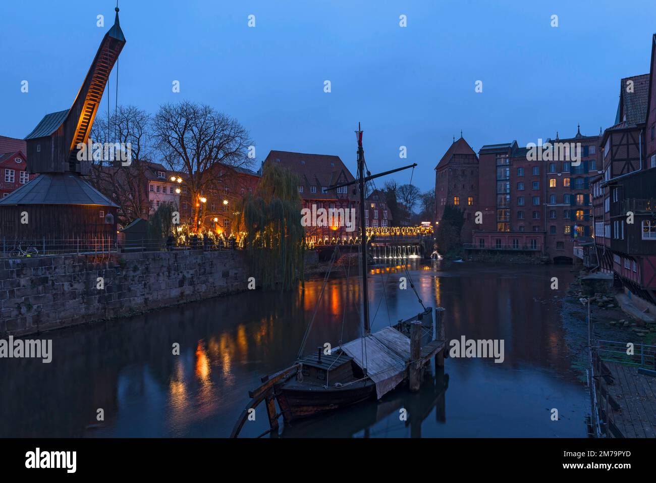 Mercatino di Natale in illuminazione serale presso l'ex porto di Ilmenau, Lueneburg, bassa Sassonia, Germania Foto Stock