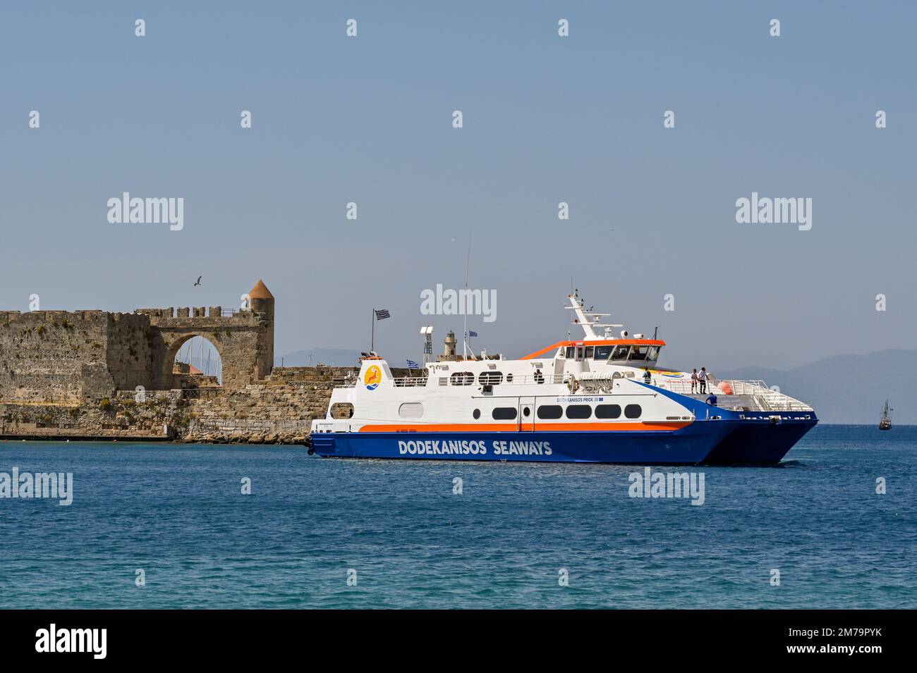 Rodi, Grecia - 2022 maggio: Traghetto che parte dal porto di Rodi. Il servizio è gestito da Dodekanisos Seaways Foto Stock