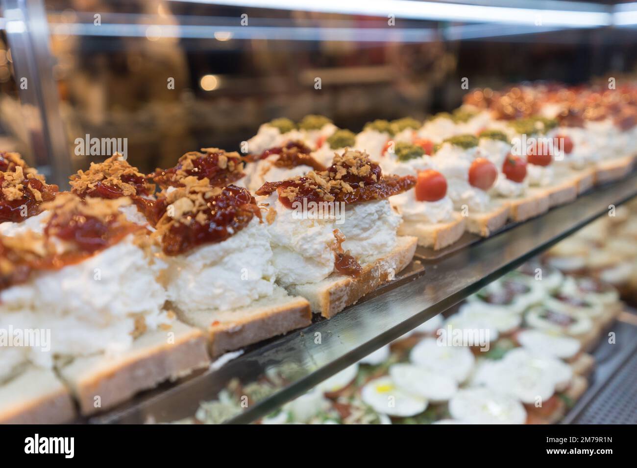 Primo piano di deliziose tapas spagnole al mercato di san miguel, Madrid, Spagna Foto Stock