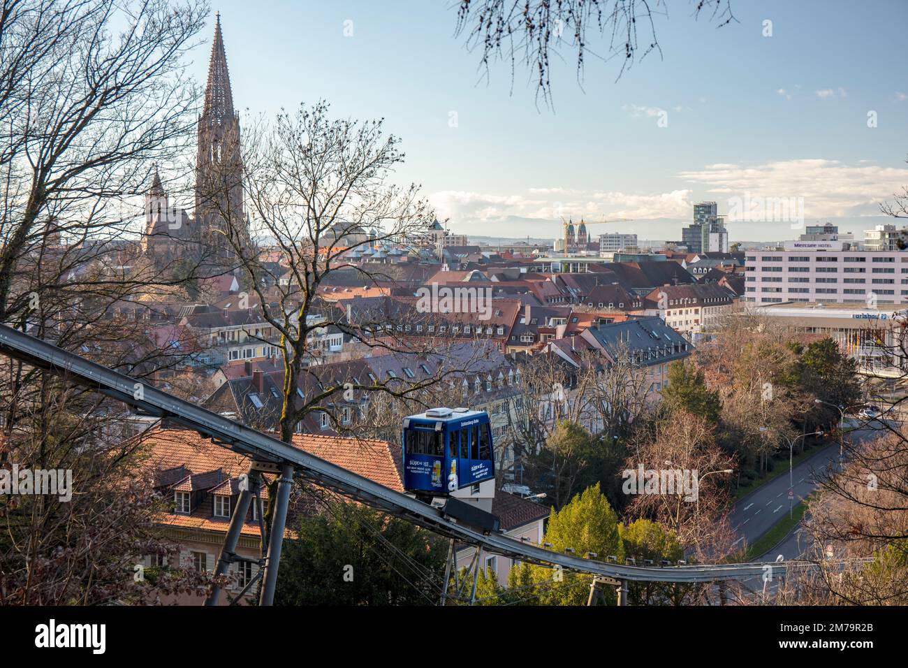 Cabina ferroviaria, dietro di essa panorama della città con la cattedrale, ferrovia Schlossberg, Friburgo in Breisgau, Baden-Wuerttemberg, Germania Foto Stock