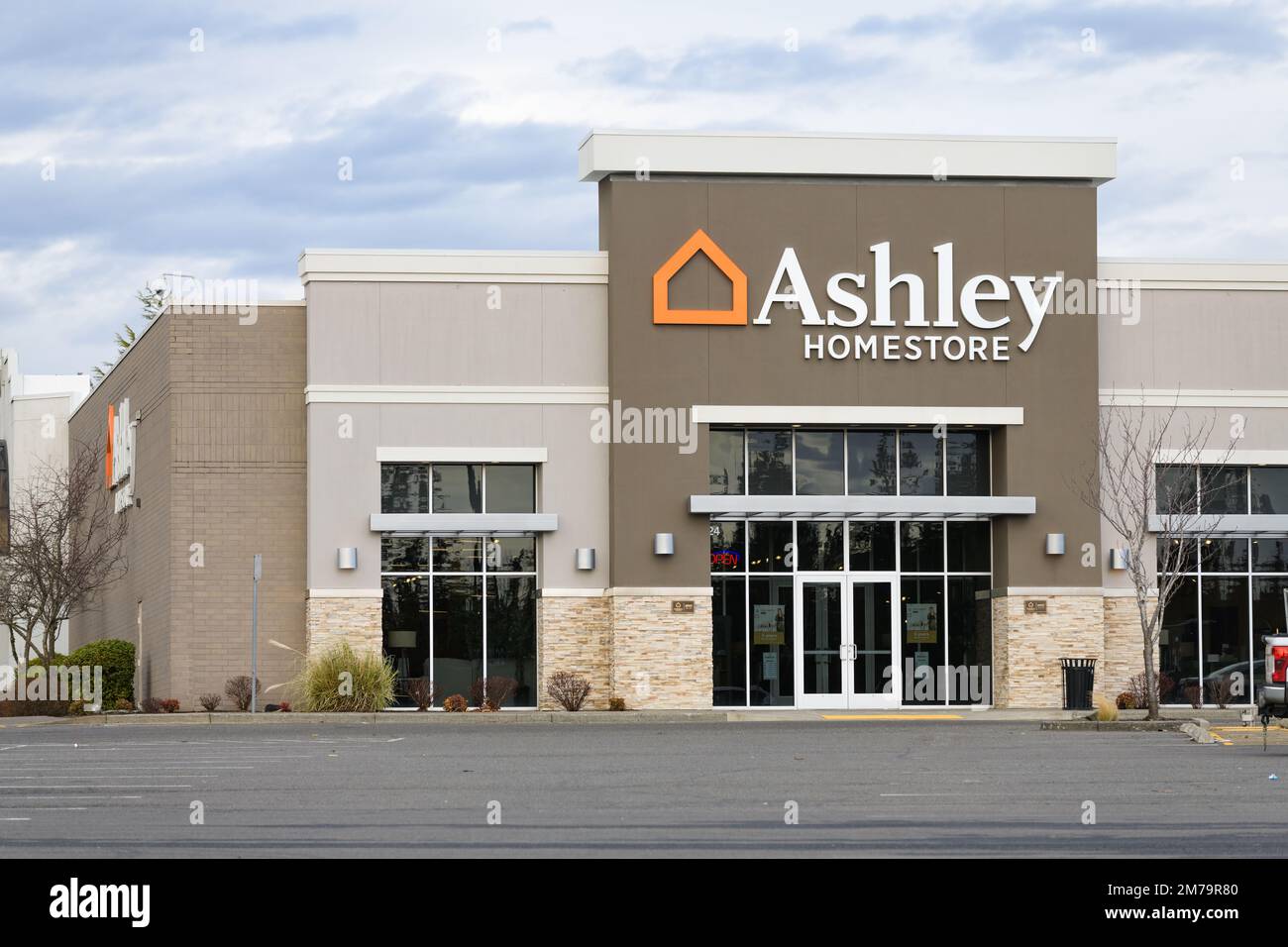 Bellingham, WA, USA - 5 gennaio 2023; facciata con segno di Ashley Homestore al Bellis Fair Mall a Bellingham, WA Foto Stock