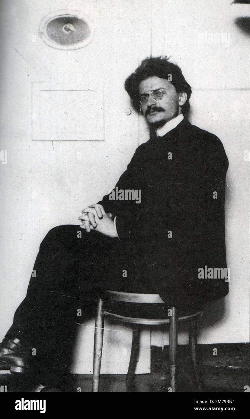 Leon Trotsky, Lev Davidovich Bronstein (1879 – 1940), Leon Trotsky rivoluzionario russo, teorico politico e politico. Nella foto, nel processo in attesa di carcere del 1906 Foto Stock