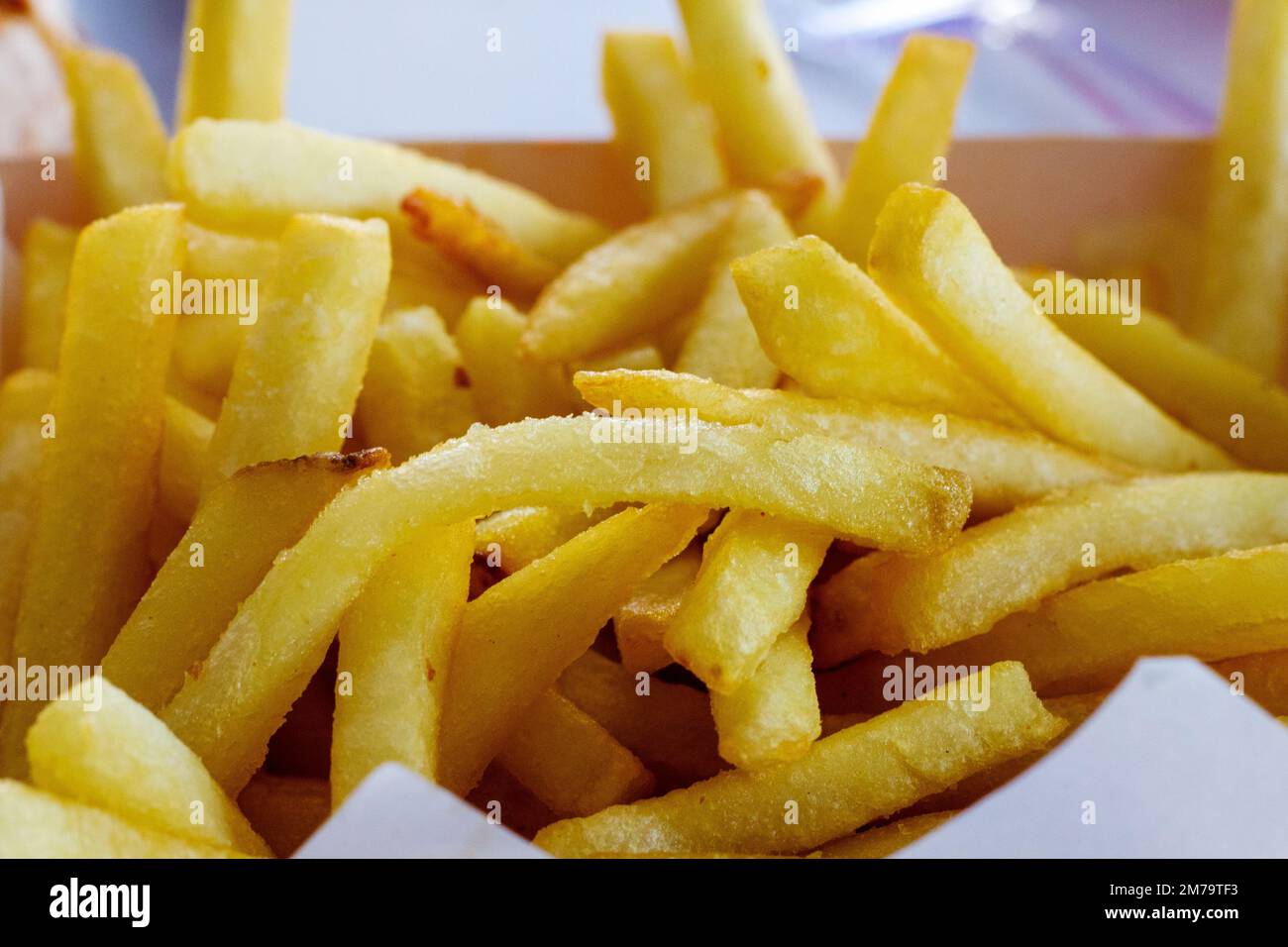 patatine fritte in posole con sfondo astratto Foto Stock