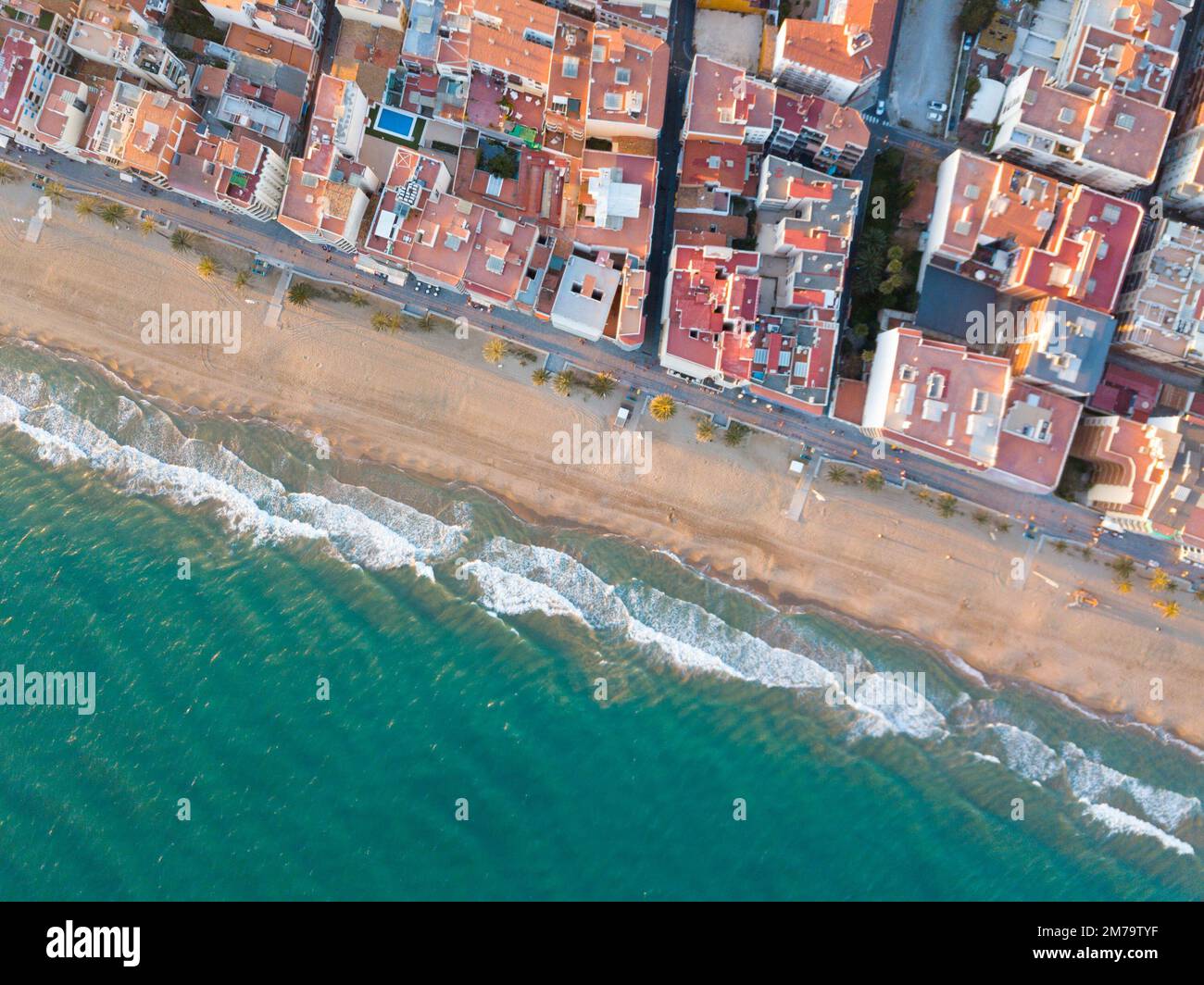 Vista aerea della costa del paesaggio urbano di Calafell con moderni edifici di appartamenti Foto Stock