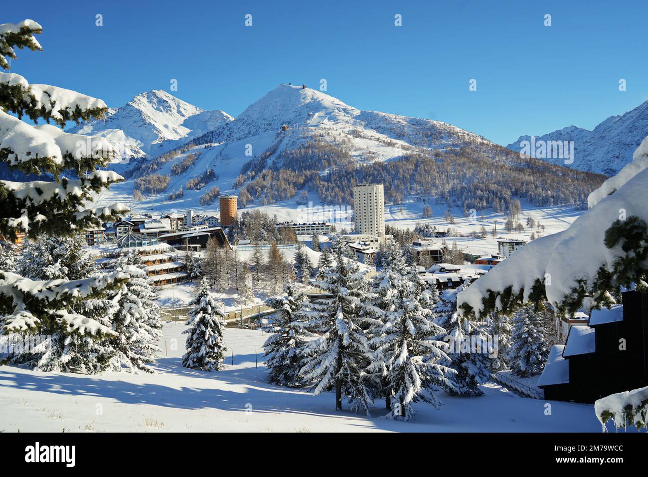 Panoramica del villaggio alpino innevato di Sestriere, sede delle Olimpiadi invernali del 2006. Sestriere, Piemonte, Italia Foto Stock