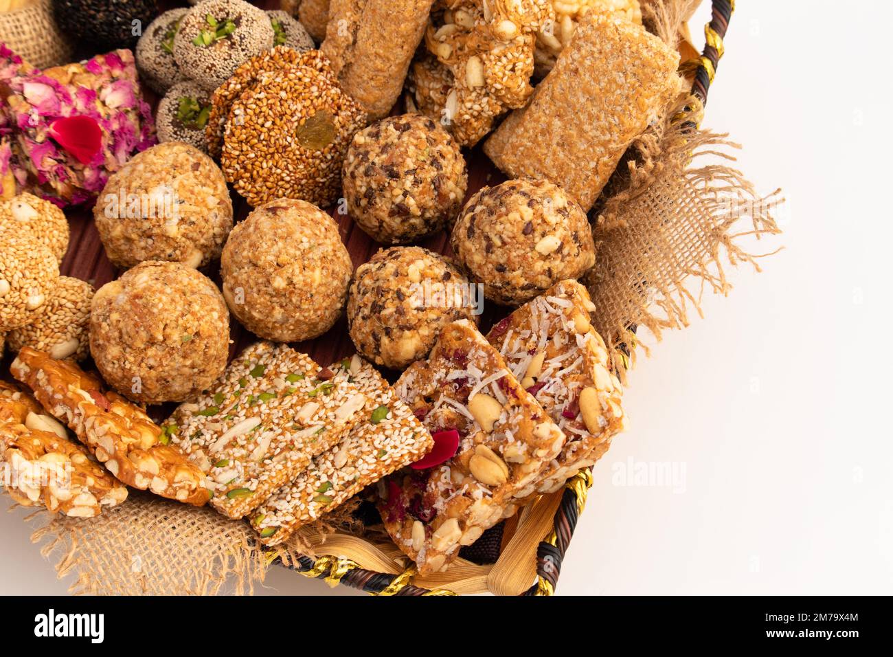 Gulab Gajak Mithai, pista Gazak, Til Patti o Papdi, Til Laddu o Ladoo, Revdi e Rewri di Tilgul, Mungfali, seme di Sesamo, God gelatinoso, Badam e. Foto Stock