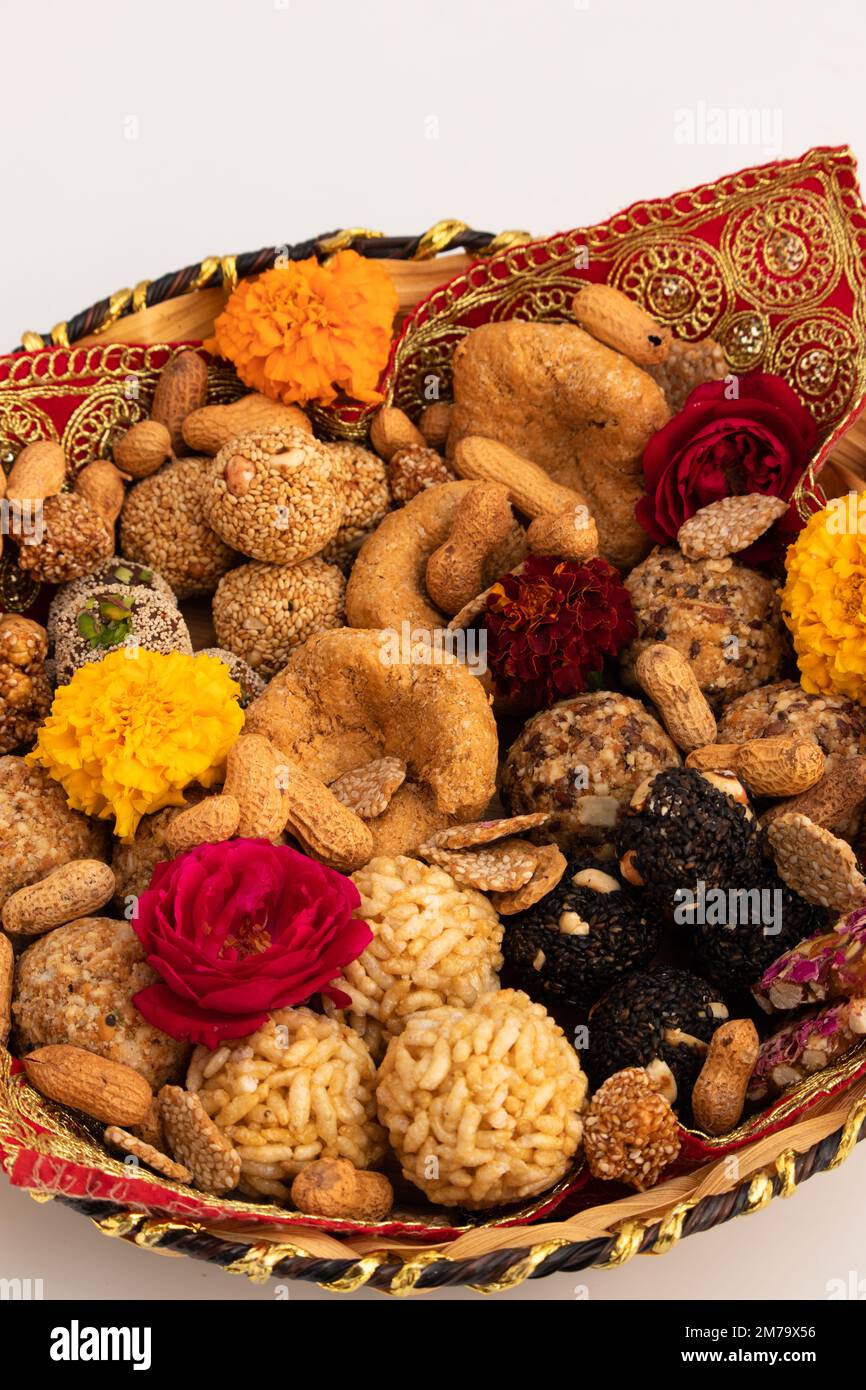 Gulab Gajak Mithai, pista Gazak, Til Patti o Papdi, Til Laddu o Ladoo, Revdi e Rewri di Tilgul, Mungfali, seme di Sesamo, God gelatinoso, Badam e. Foto Stock