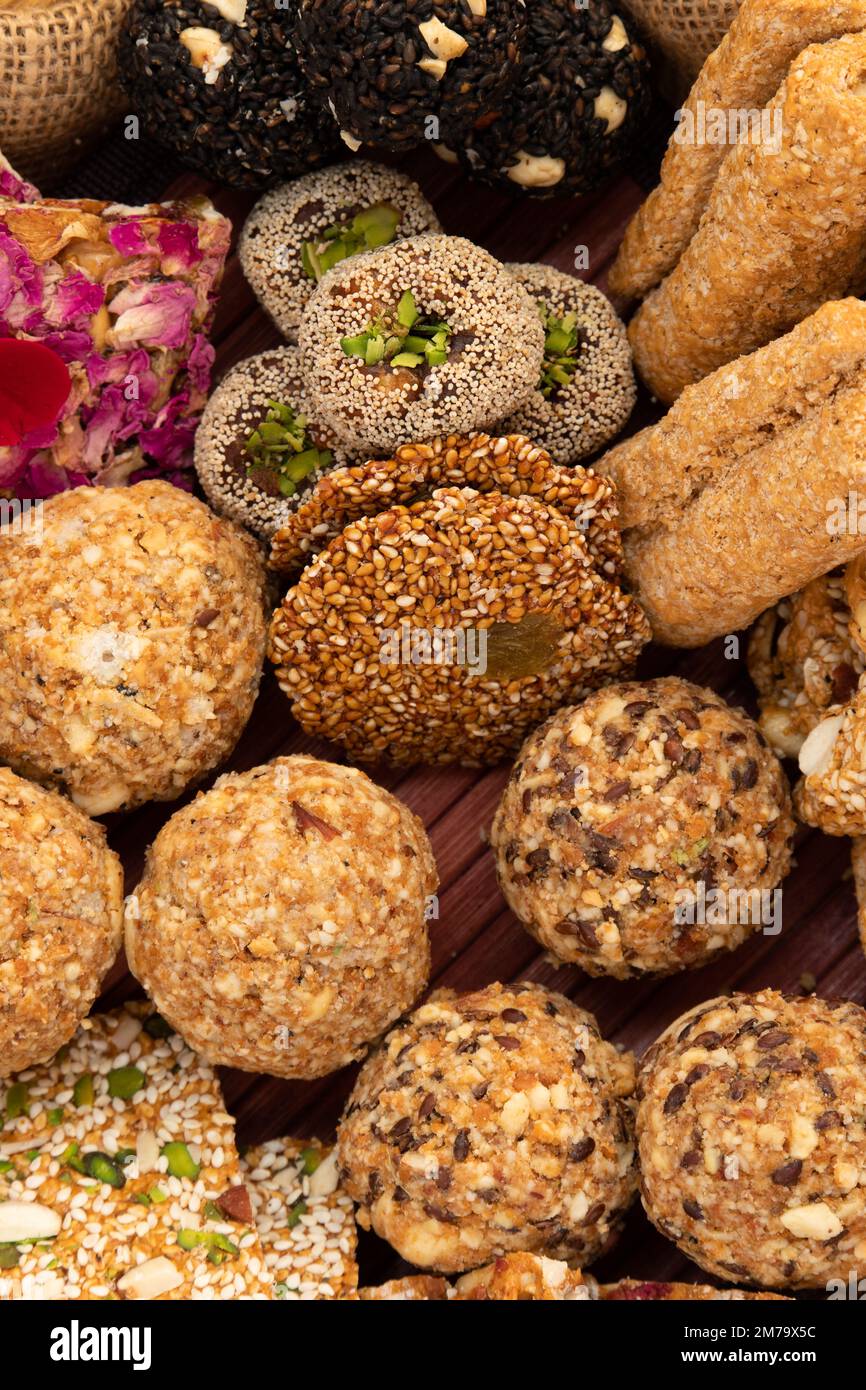 Gulab Gajak Mithai, pista Gazak, Til Patti o Papdi, Til Laddu o Ladoo, Revdi e Rewri di Tilgul, Mungfali, seme di Sesamo, God gelatinoso, Badam e. Foto Stock