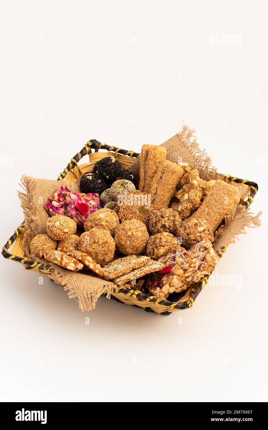 Gulab Gajak Mithai, pista Gazak, Til Patti o Papdi, Til Laddu o Ladoo, Revdi e Rewri di Tilgul, Mungfali, seme di Sesamo, God gelatinoso, Badam e. Foto Stock