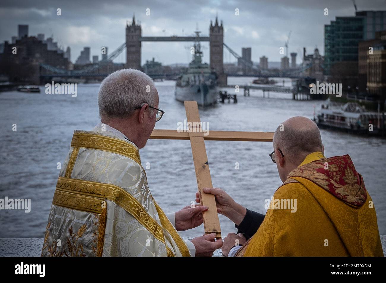 Londra, Regno Unito. 8th gennaio 2023. Benedizione annuale del Tamigi. La domenica dopo l'Epifania, una processione condivisa da membri della Cattedrale di Southwark e della chiesa di San Magnus-il-Martire si uniscono al London Bridge, che è sia il confine diocesano che quello della Cattedrale, per gettare una croce di legno nel fiume sottostante come simbolo del battesimo di Cristo. Credit: Guy Corbishley/Alamy Live News Foto Stock