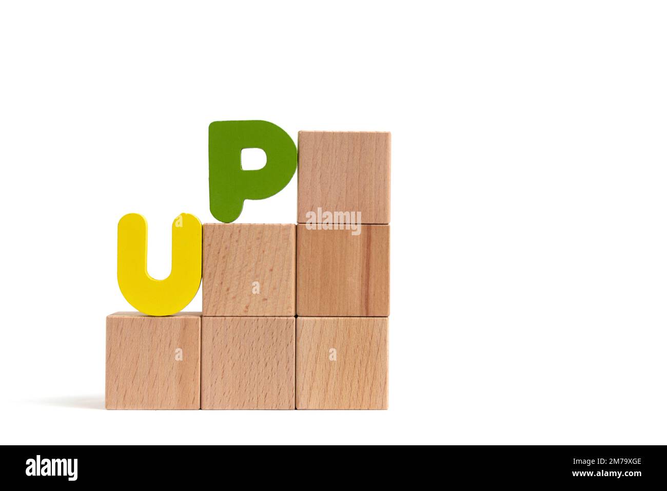 Scaletta fatta i cubi di legno e la parola in su è composta da letters.Concept di sviluppo e di miglioramento Foto Stock