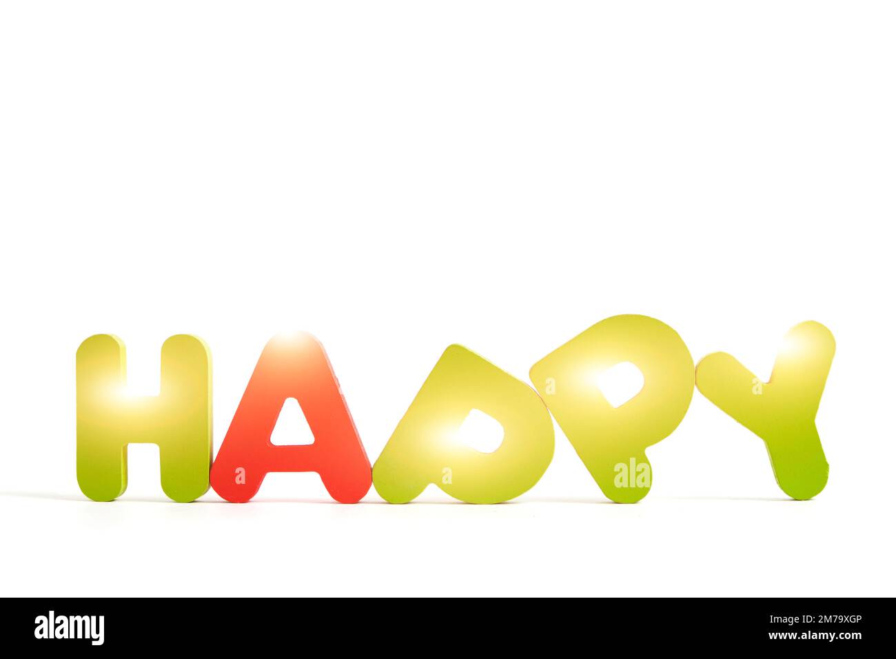 La parola Happy è composta da lettere multicolore sfondo bianco con luce solare brillante Foto Stock