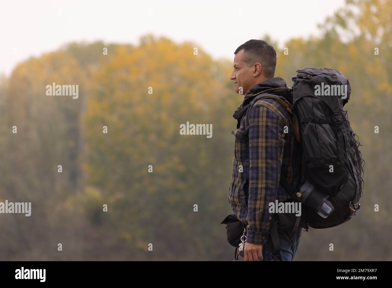Ritratto di viaggiatore uomo al lago in autunno. Foto di alta qualità Foto Stock