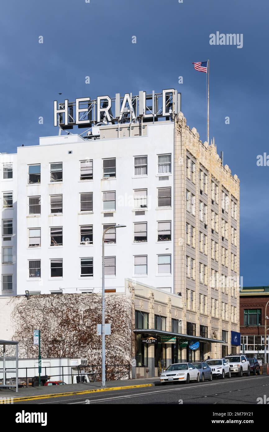 Bellingham, WA, USA - 5 gennaio 2023; vista dal lato sud dell'Herald Building a Bellingham, Washington, con cartello Foto Stock