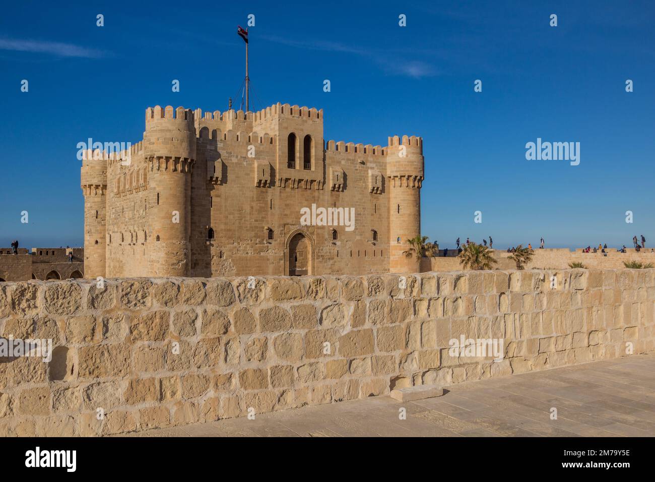 La gente visita la Cittadella di Qaitbay (Forte di Qaitbey) ad Alessandria, Egitto Foto Stock