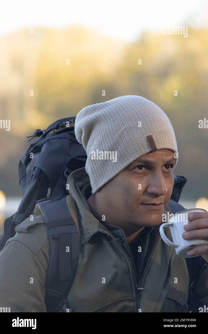 Ritratto di viaggiatore uomo al lago in autunno Foto Stock