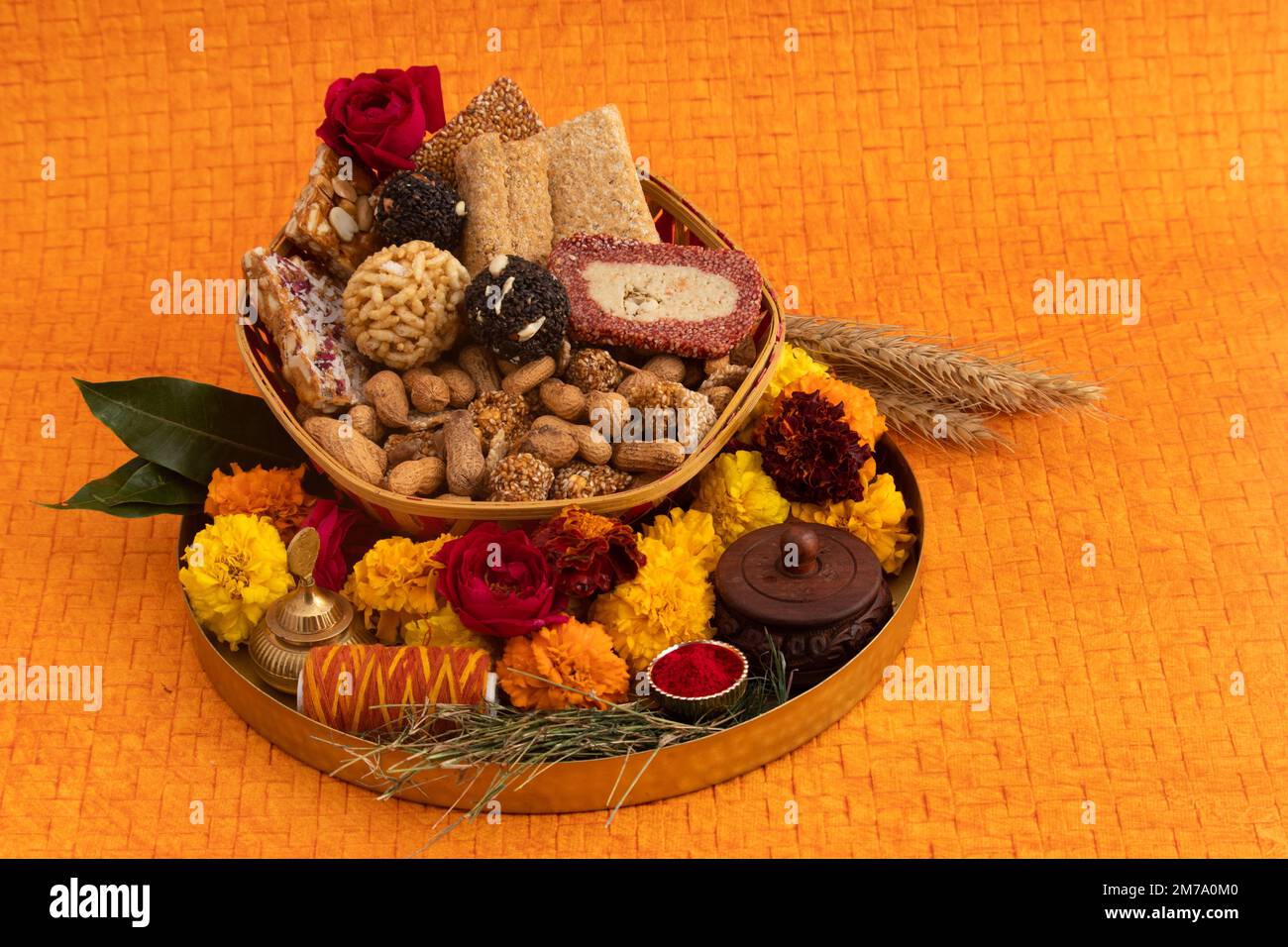 Gulab Gajak Mithai, pista Gazak, Til Patti o Papdi, Til Laddu o Ladoo, Revdi e Rewri di Tilgul, Mungfali, seme di Sesamo, God gelatinoso, Badam e. Foto Stock