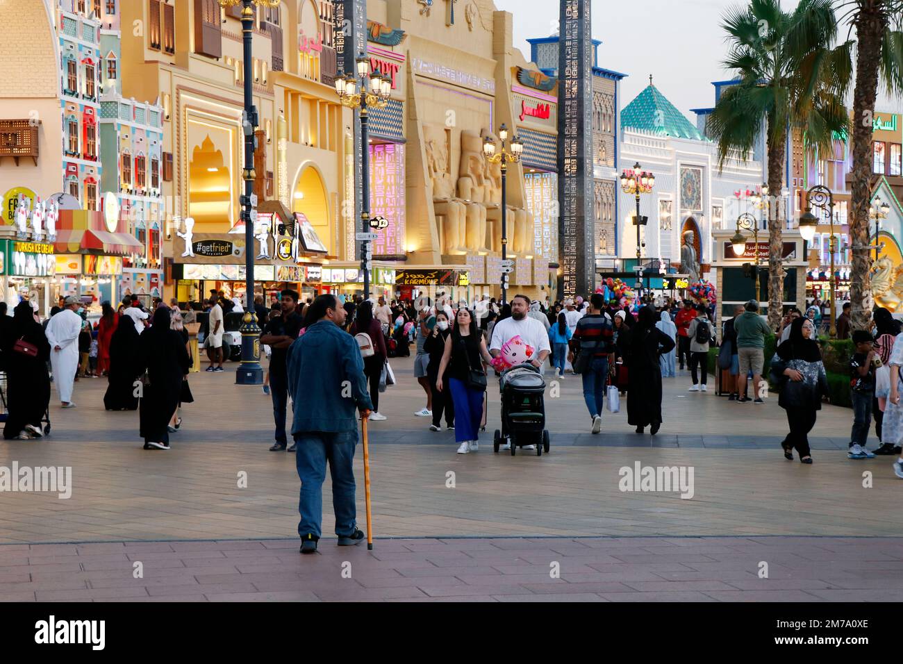 Dubai, Emirati Arabi Uniti - Gennaio 3 2023 gruppo di persone che visitano il festival dello shopping di dubai nel villaggio globale Foto Stock