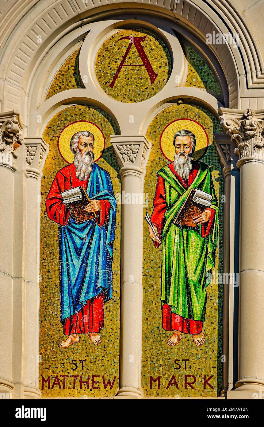 I santi Matthew e Marco sono raffigurati su icone al di fuori della Chiesa commemorativa di Malbis, 7 gennaio 2023, a Daphne, Alabama. Foto Stock