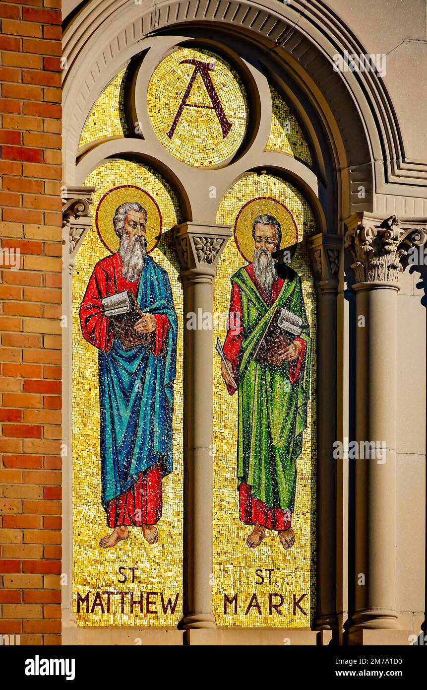 I santi Matthew e Marco sono raffigurati su icone al di fuori della Chiesa commemorativa di Malbis, 7 gennaio 2023, a Daphne, Alabama. Foto Stock