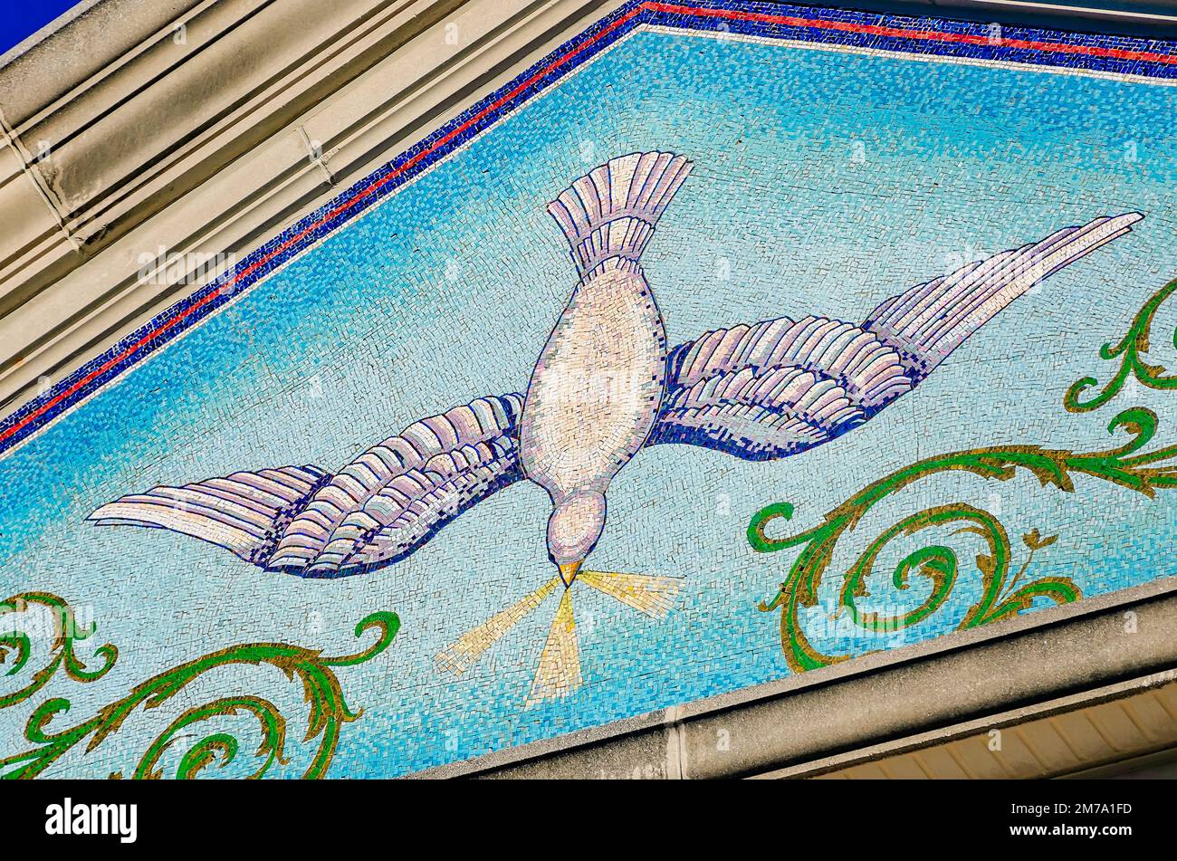 Un'icona bizantina della colomba della pace, che rappresenta lo Spirito Santo, è raffigurata alla Malbis Memorial Church, 7 gennaio 2023, a Daphne, Alabama. Foto Stock