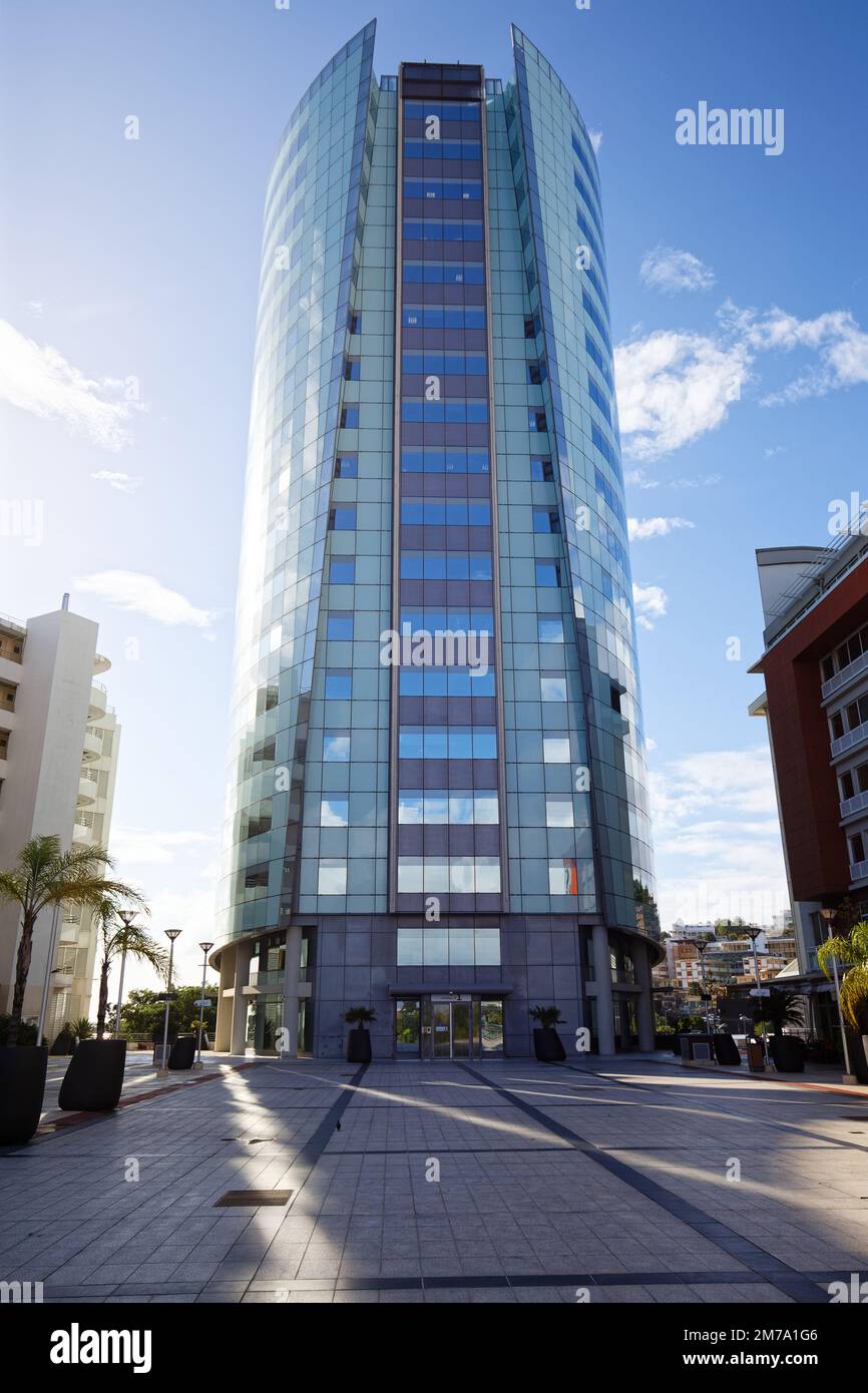 FORT-DE-FRANCE, MARTINICA - 20 dicembre 2022 : Business Center Pointe Simon che comprende la Torre Lumina, un edificio di uffici a 21 piani, un edificio di 40 unità c Foto Stock