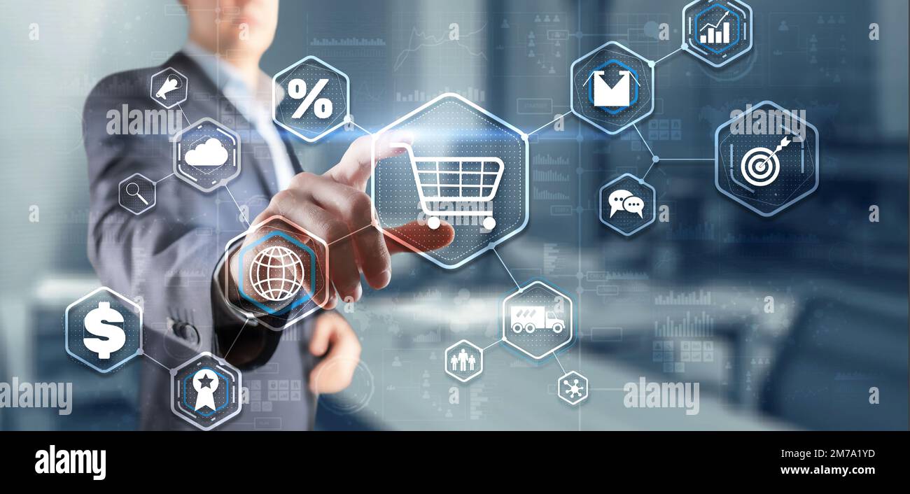 L'uomo fa clic sull'icona e-Commerce icona. Tecnologia concetto di Internet Foto Stock