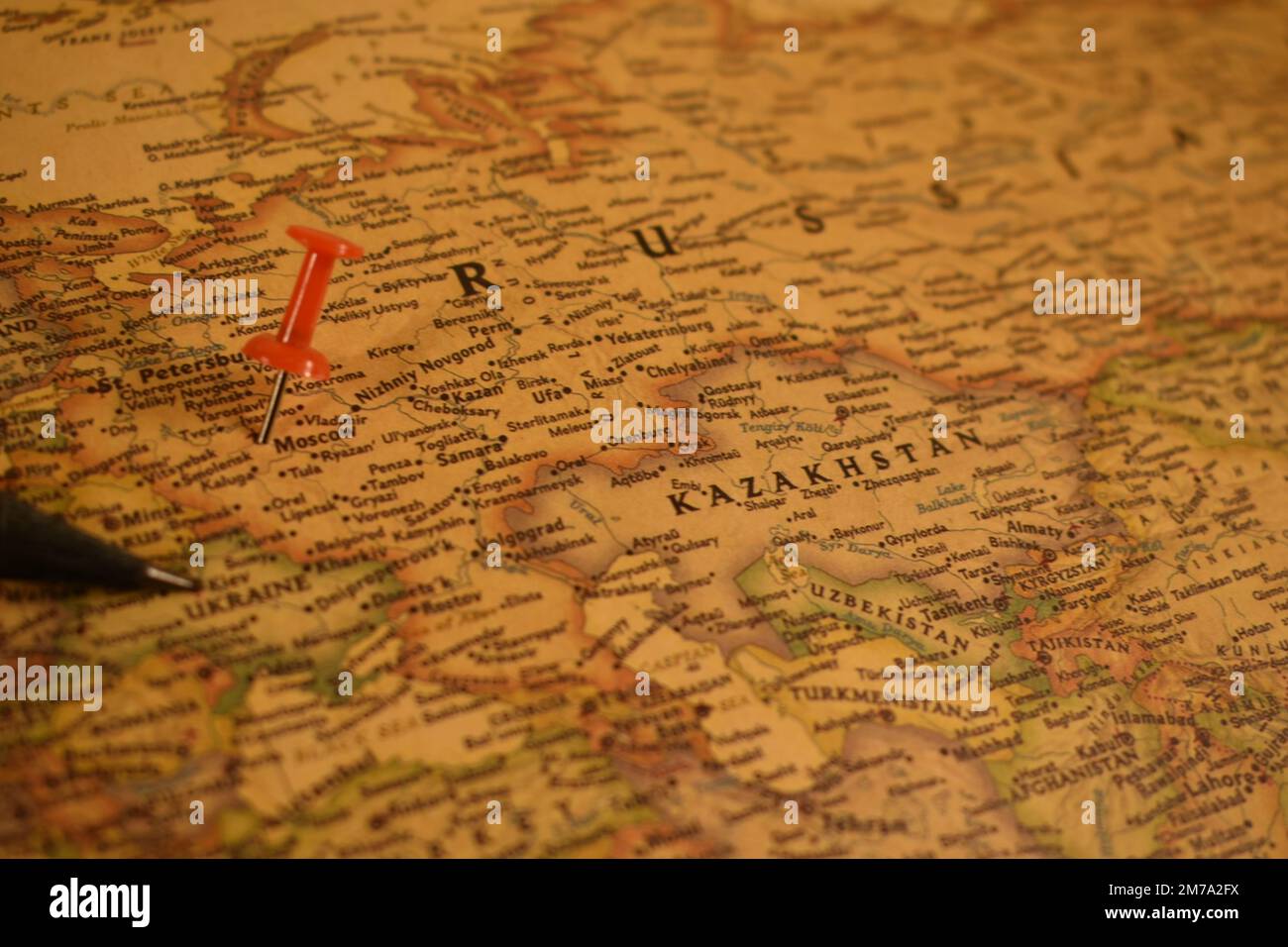 Mappa vintage della Russia con un segnaposto su una Mosca e una penna su una Kiev Foto Stock