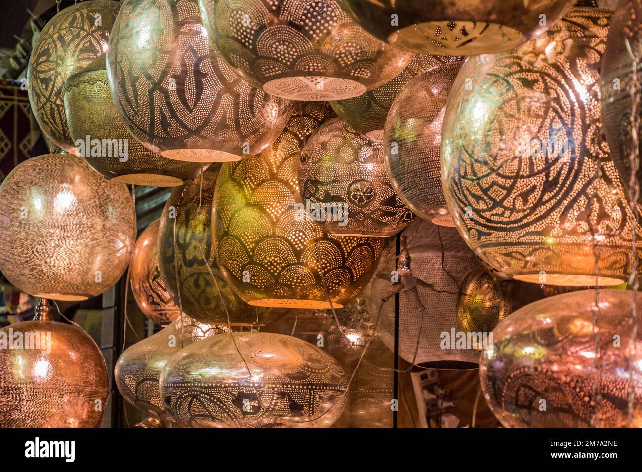 Lanterne, cosiddetto fanooz, in vendita presso il Khan El Khalili al Cairo  utilizzata durante il Ramadan per la casa decorazioni come parte di una  vecchia tradizione Foto stock - Alamy