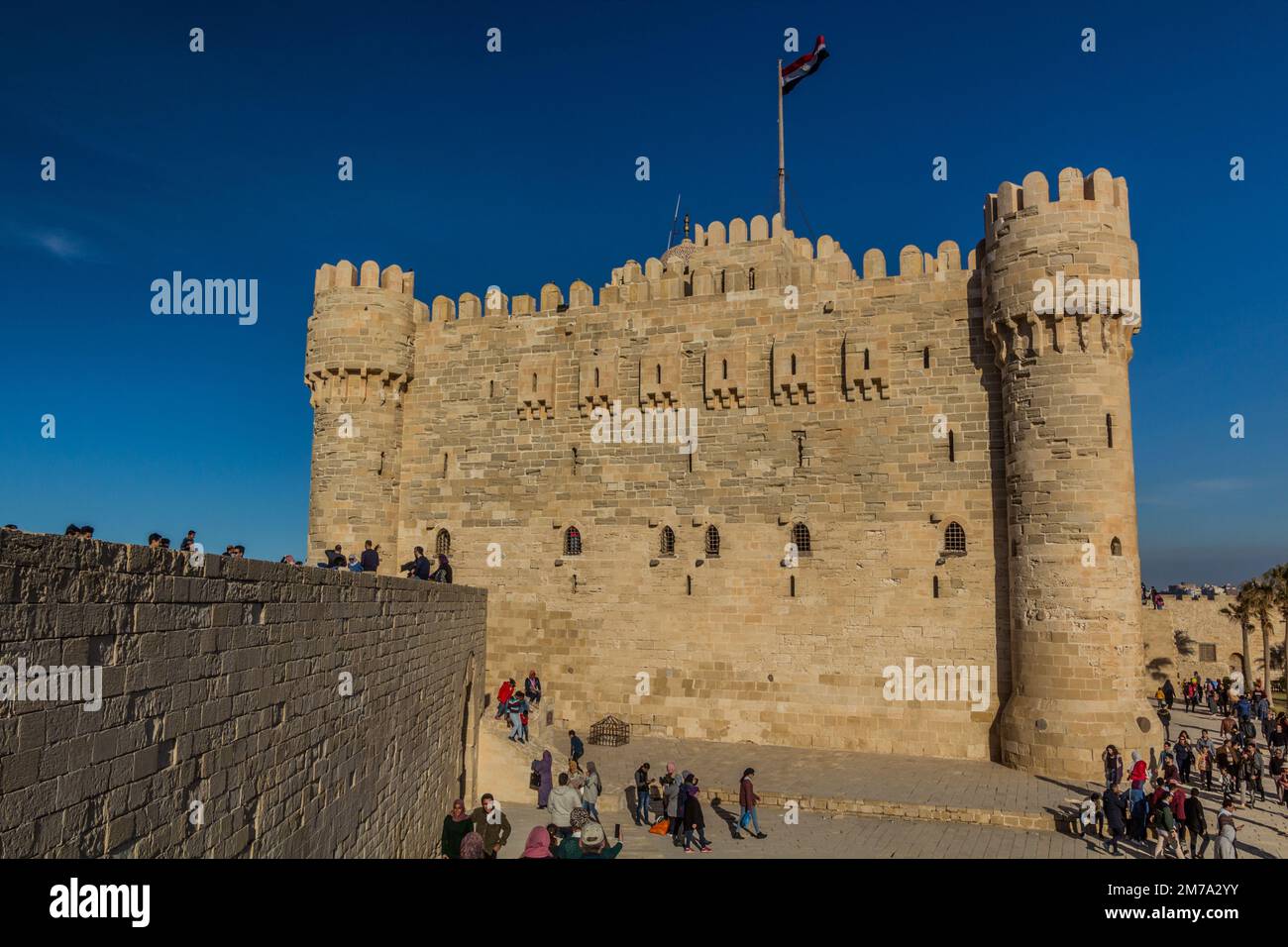 ALESSANDRIA, EGITTO - 2 FEBBRAIO 2019: La gente visita la Cittadella di Qaitbay (Forte di Qaitbey) ad Alessandria, Egitto Foto Stock