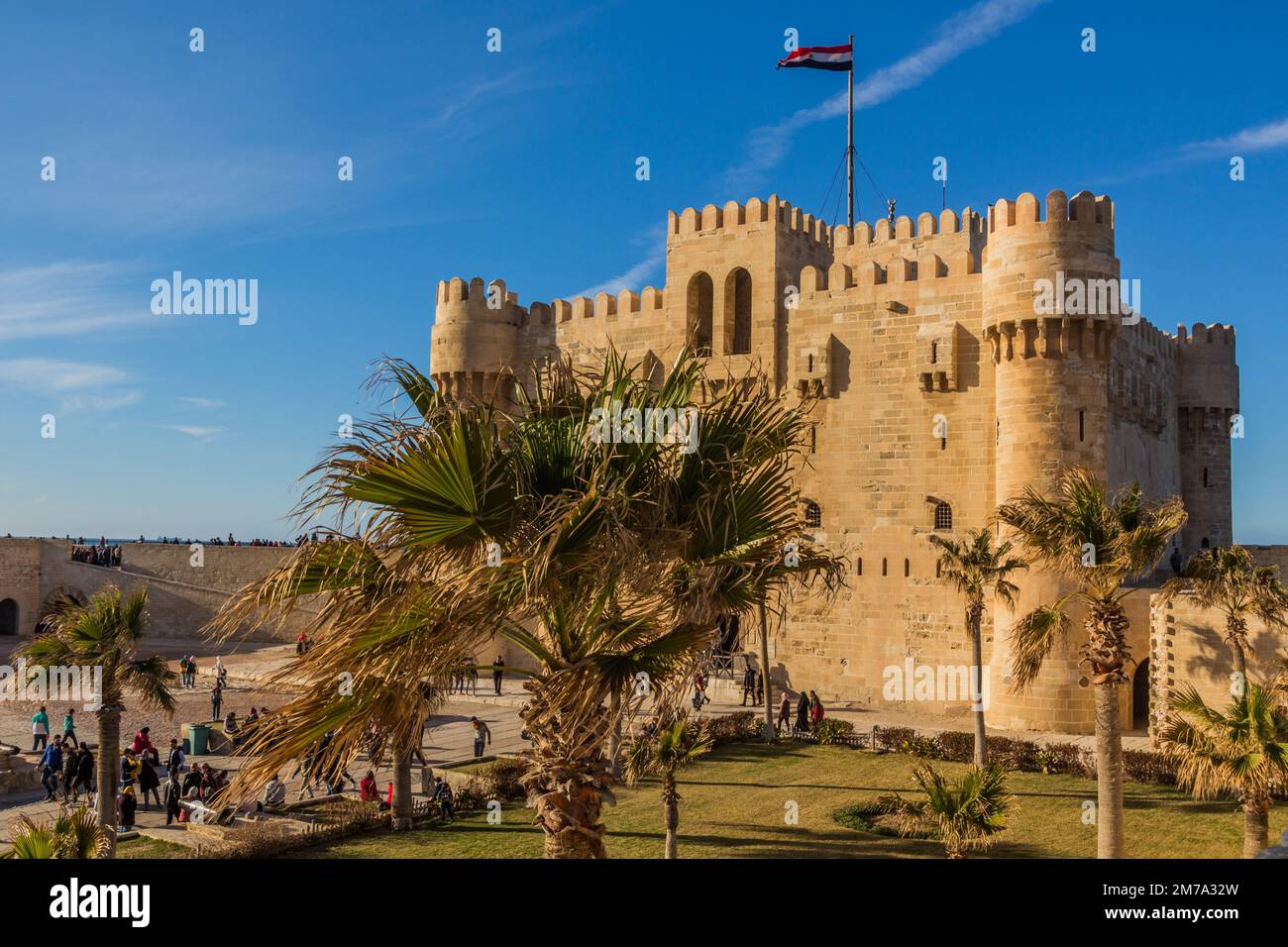 ALESSANDRIA, EGITTO - 2 FEBBRAIO 2019: La gente visita la Cittadella di Qaitbay (Forte di Qaitbey) ad Alessandria, Egitto Foto Stock